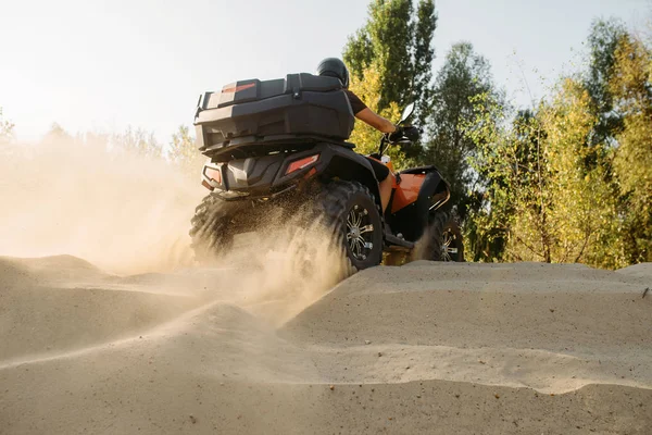 砂の採石場 塵雲に乗る Atv クワッド バイクのヘルメット Quadbike 砂漠の砂丘の中に極端なフリーライディングで男性ドライバー — ストック写真