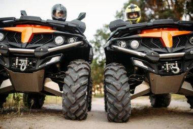 İki bisikletçi kask ve ekipman quad bisiklet, önden görünüm, portre. Erkek quadbike sürücüleri, atv sürme, aşırı spor
