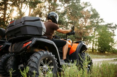 Kask ve ekipman quad bisiklet, önden görünüm, closeup binici. Erkek quadbike sürücü, atv sürme