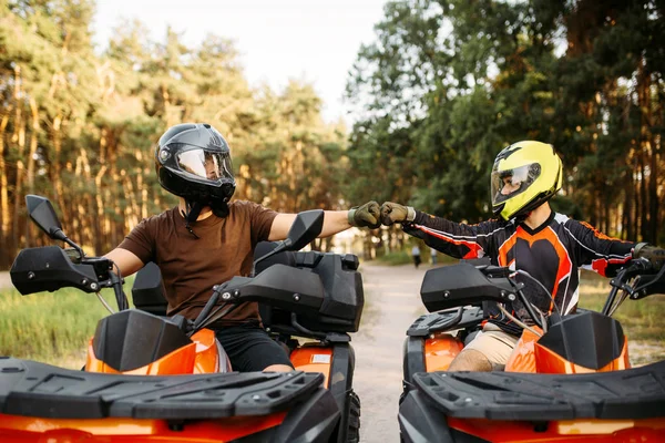 Dos Jinetes Atv Cascos Golpea Puños Para Buena Suerte Antes —  Fotos de Stock