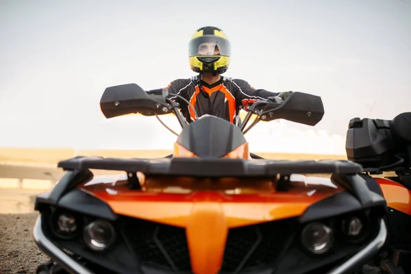 Ryttare Hjälm Och Utrustning Fyrhjuling Framifrån Närbild Manliga Quadbike Driver — Stockfoto