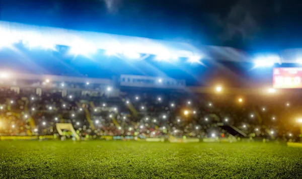 足球场 与球迷的部落 闪亮的灯光 从场地看风景 操场上的绿草草皮 — 图库照片