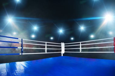 Boks halka, mavi zemin boş, köşe beyaz halatlar ile görüntüleyin. Profesyonel arena spor yarışma ve mücadele turnuvalar için kimse parlak Spot arka plan üzerinde