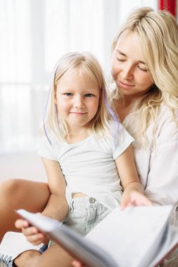 Anne ve çocuk birlikte evde yerde yatarken eğlenin. Duygu, üst beraberlik