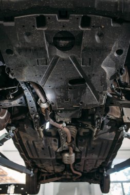 Araba Asansör alt görünümü, kimse. Otomobil tamir, araç bakım, lastik servisi