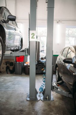 Araba garajında, Asansör kimse. Otomobil tamir, araç bakım, lastik servisi