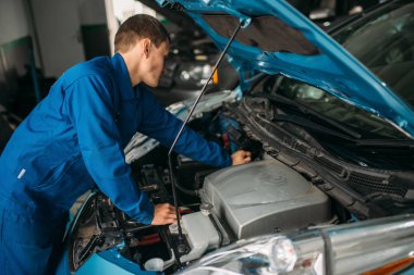 Makinist araba motoru, motorlu tanılama onarır. Araba ile hood, oto servisi açıldı