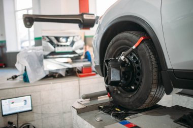 Araç Oto servisi tribünde yakınsama çöküşü. Bilgisayar araç süspansiyon tanı