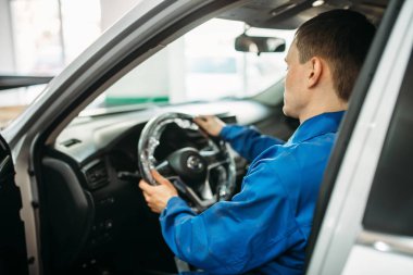 Otomatik hizmet 3d stand yakınsama çöküşün ayarlama. Bilgisayar araba süspansiyon tanı