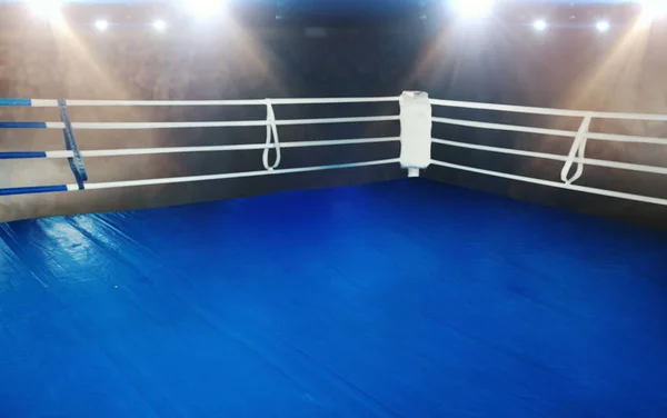 Ring Bokserski Flooring Niebieski Biały Liny Profesjonalnych Areny Sportowe Konkursy — Zdjęcie stockowe