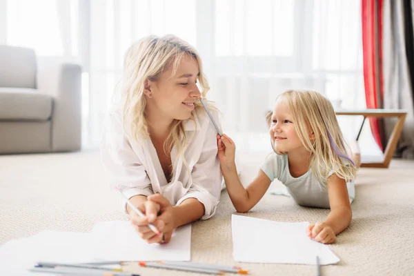 Mother Daughter Draw Pencils Lying Floor Parent Feeling Togetherness — Stock Photo, Image