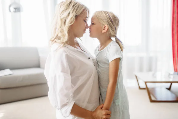 Mother Daughter Have Good Holidays Home Parent Feeling Togetherness Happy — Stock Photo, Image