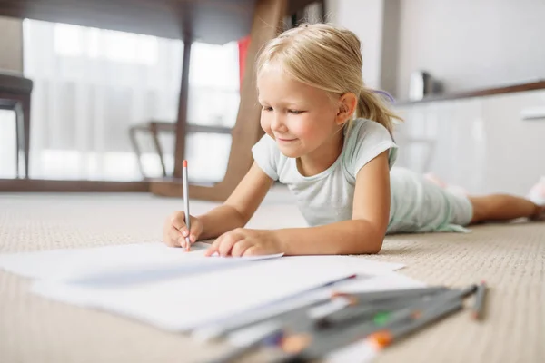 Kleine Mädchen Zeichnen Hause Auf Dem Boden Liegend Eine Wirklich — Stockfoto