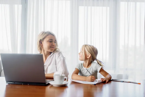 Mother Uses Laptop Home Child Looks Her Parent Feeling Togetherness — Stock Photo, Image