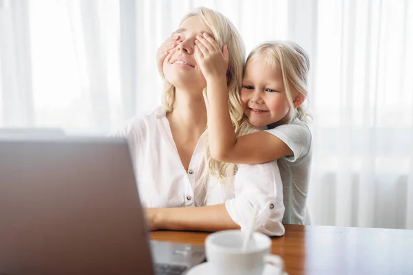 Little Girl Closed Her Mothers Eyes Her Hands Parent Feeling — Stock Photo, Image