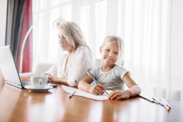 Desenho Infantil Enquanto Mãe Usa Laptop Casa Sentimento Dos Pais — Fotografia de Stock