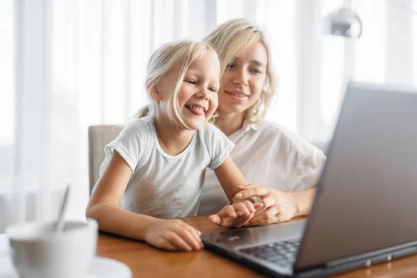 Anya Gyermek Mosolyogva Használ Laptop Otthon Szülő Érzést Összetartást Boldog — Stock Fotó