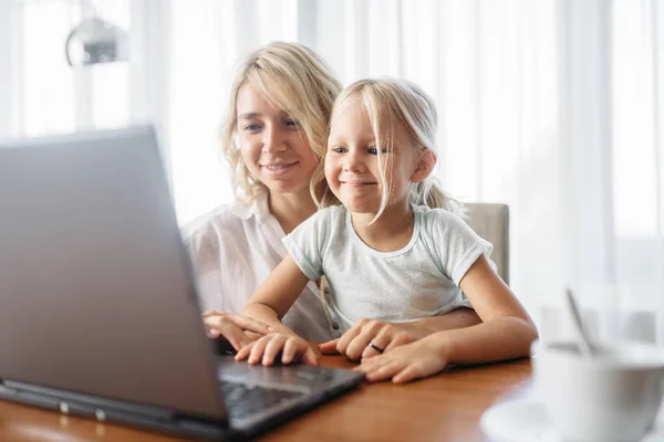 Усміхаючись Мати Дитина Використовують Ноутбук Вдома Батьківське Почуття Спокій Щаслива — стокове фото