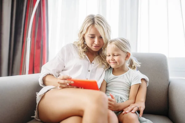 Smiling Mother Child Looks Phone Screen Home Parent Feeling Togetherness — Stock Photo, Image