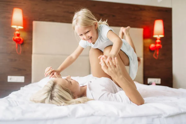 Mother Child Plays Lying Bed Home Parent Feeling Togetherness — Stock Photo, Image