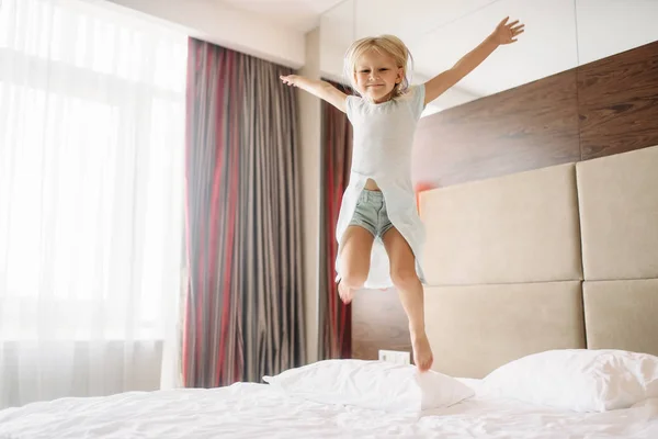 Menina Pulando Cama Quarto Casa Uma Infância Verdadeiramente Despreocupada Tempo — Fotografia de Stock