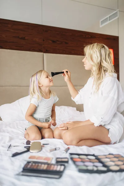 Funny Mother Child Plays Makeup Bed Home Parent Feeling Togetherness — Stock Photo, Image