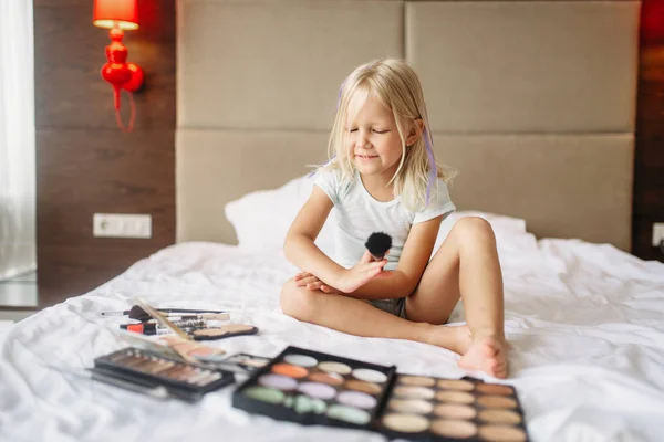 Menina Brincando Com Mães Maquiagem Quarto Casa Uma Infância Verdadeiramente — Fotografia de Stock