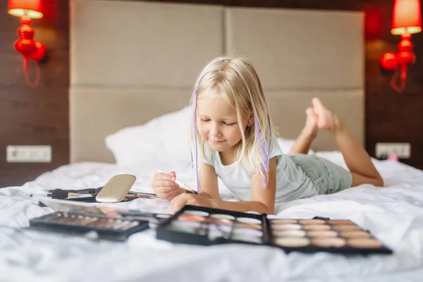 Menina Deitada Cama Brincar Com Mães Maquiagem Casa Uma Infância — Fotografia de Stock