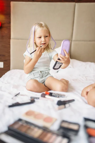 Filha Engraçada Brincando Com Mães Maquiagem Cama Casa Uma Infância — Fotografia de Stock