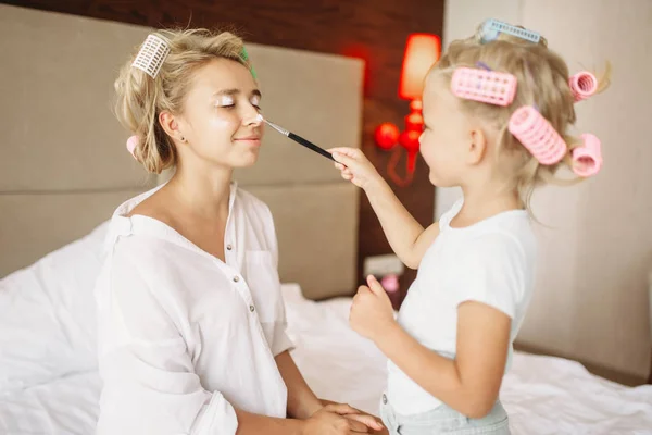 Filha Faz Uma Maquiagem Engraçada Para Sua Mãe Quarto Casa — Fotografia de Stock