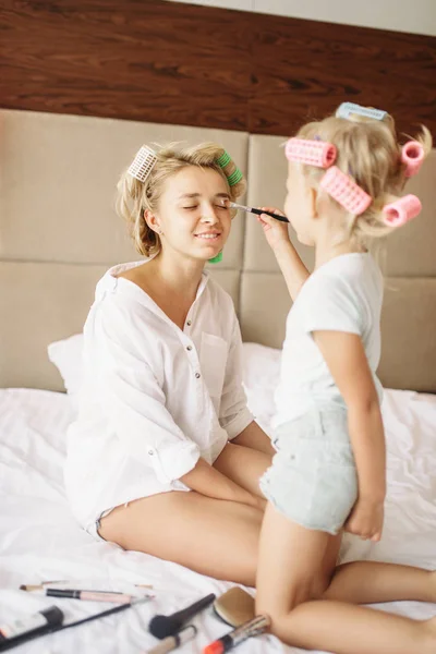 Daughter Makes Funny Makeup Her Mother Bedroom Home Parent Feeling — Stock Photo, Image