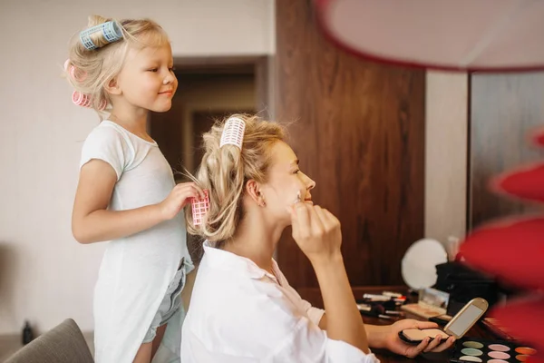 Child Makes Funny Makeup Her Mother Mirror Bedroom Home Parent — Stock Photo, Image