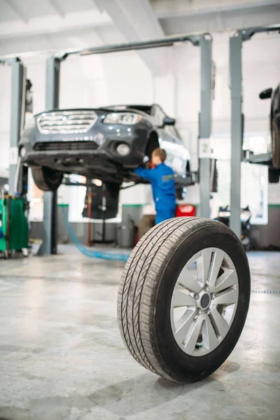 Wheel Floor Tire Service Repairman Works Car Lift Background Automobile — Stock Photo, Image
