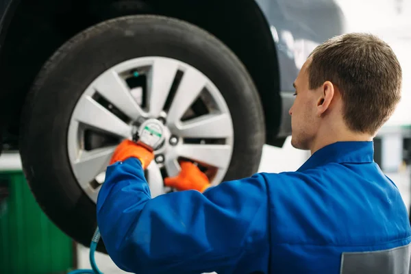 Mechanic Unscrews Bil Rullar Däckservice Bil Reparation Underhåll Fordon — Stockfoto