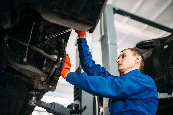 Mecánico Con Llave Inglesa Repara Suspensión Del Coche Servicio Neumáticos — Foto de Stock