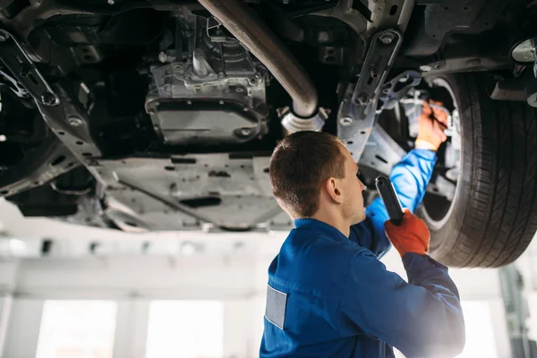 Mechanik Lampou Kontroluje Auto Brzdové Hadice Opravárenskou Stanici Pneuservis Údržba — Stock fotografie