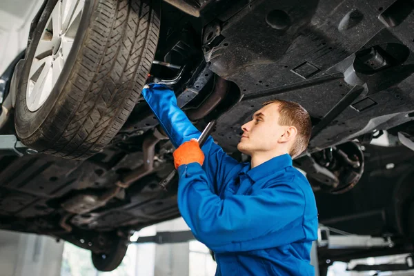 Mechanic Lamp Checks Car Brake Hoses Repair Station Tire Service — Stock Photo, Image