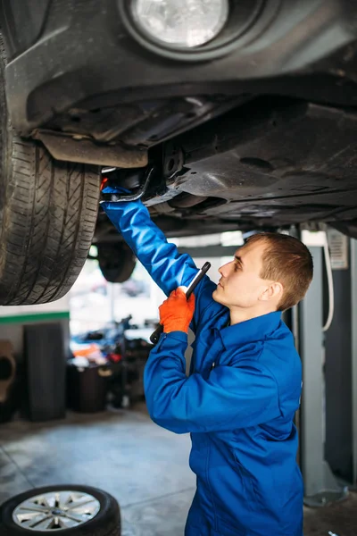 Mechaniker Mit Lampe Überprüft Die Aufhängung Des Autos Reparaturstation Reifenservice — Stockfoto