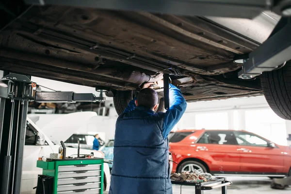 Reparador Con Llave Inglesa Comprueba Suspensión Coche Ascensor Servicio Automóvil — Foto de Stock