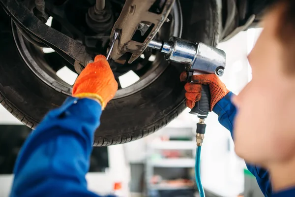 Technician Wrench Repair Suspension Car Lift Automobile Service Vehicle Maintenance — Stock Photo, Image