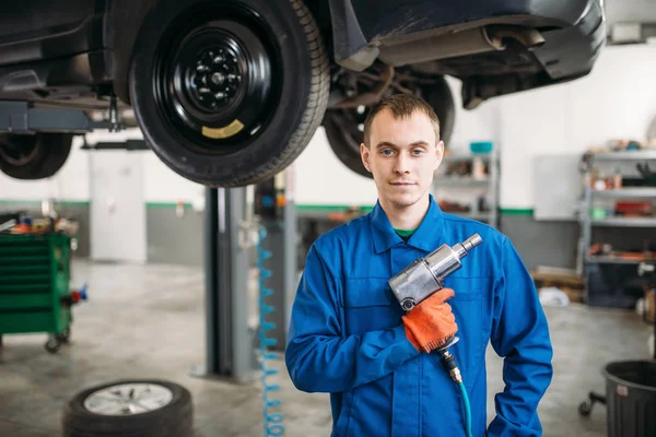 Techniker Mit Druckluftschlüssel Auto Auf Der Hebebühne Autoservice Fahrzeugwartung — Stockfoto