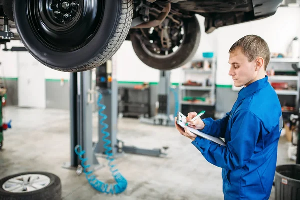 Técnico Con Portátil Llena Lista Verificación Coche Ascensor Solucionar Los — Foto de Stock