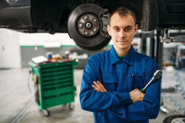 Reparaturarbeiter Mit Schraubenschlüssel Gegen Ein Auto Auf Der Hebebühne Federungsdiagnose — Stockfoto