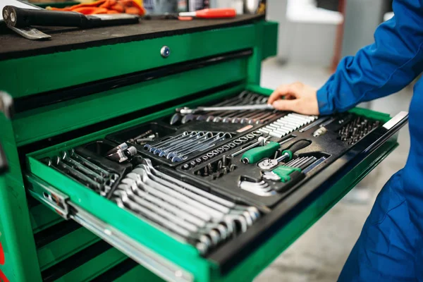 Reparador Mão Chegar Para Caixa Ferramentas Carro Diagnóstico Equipamento Manutenção — Fotografia de Stock