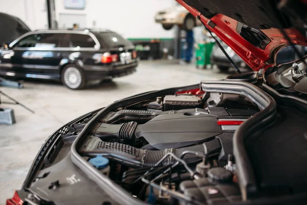 Carro Com Capuz Aberto Serviço Automóvel Diagnóstico Motor Manutenção Veículos — Fotografia de Stock