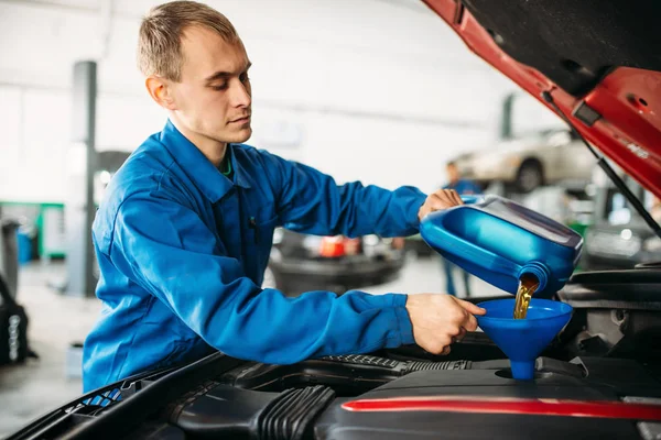 Técnico Vierte Nuevo Aceite Motor Del Coche Mantenimiento Del Motor — Foto de Stock