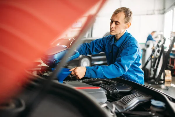 Técnico Vierte Nuevo Aceite Motor Del Coche Mantenimiento Del Motor — Foto de Stock