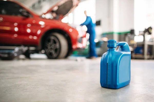車のサービス 水分補給で床に油容器 車両のモーターのメンテナンス 自動サービス — ストック写真
