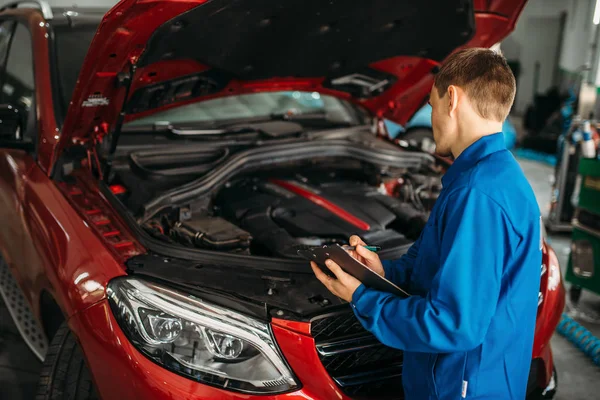 Técnico Con Cuaderno Pie Contra Coche Con Capucha Abierta Reparador —  Fotos de Stock