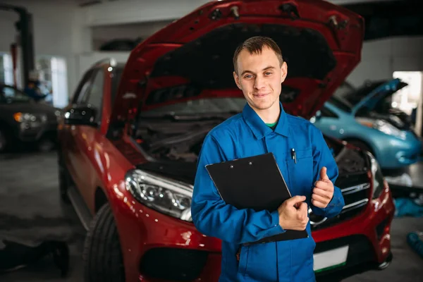 Technika Notebooka Stojący Przed Samochodem Otwartym Kaptur Mechanik Rozwiązywanie Problemów — Zdjęcie stockowe